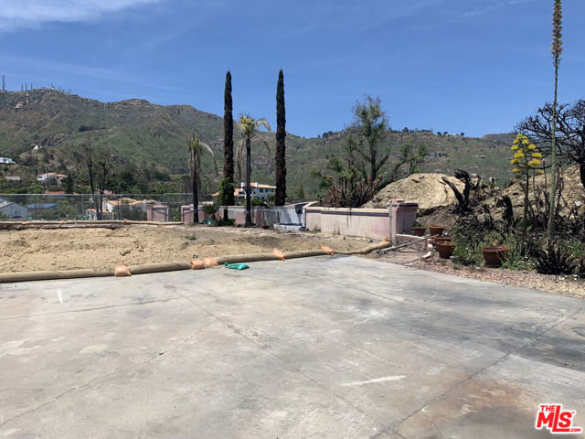 23309 W Paloma Blanca Drive, Malibu CA: https://media.crmls.org/mediaz/578bae3d-e17c-43c5-b833-409131e2f7f4.jpg
