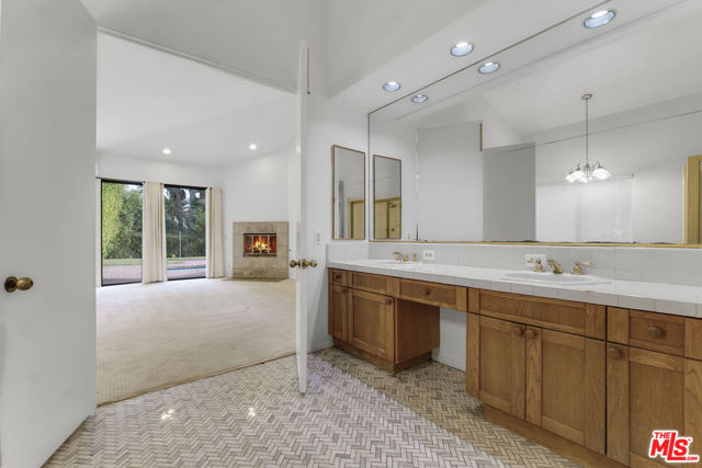 3516 Malibu Country Drive, Malibu CA: https://media.crmls.org/mediaz/578cdc3a-4be7-43ca-8b66-375de5b06b6d.jpg