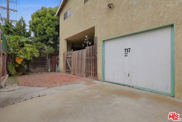 717 Marco Place, Venice CA: https://media.crmls.org/mediaz/578cf497-91d6-4aeb-93d1-04b3e13dba2a.jpg