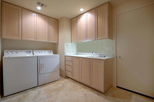 359 Desert Holly Drive, Palm Desert CA: https://media.crmls.org/mediaz/578e0157-0db9-4e9d-adf6-be4131c2bb91.jpg