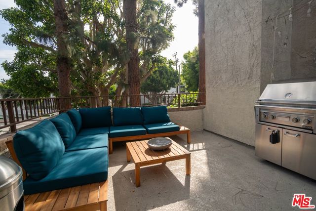 8110 Manitoba Street, Playa del Rey CA: https://media.crmls.org/mediaz/578f6d25-ba39-4909-acaf-bbf32cce2548.jpg