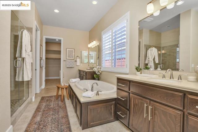 133 Clear Lake Ct, Oakley CA: https://media.crmls.org/mediaz/57907be0-37b9-4b10-9794-a7ea9b793a8a.jpg