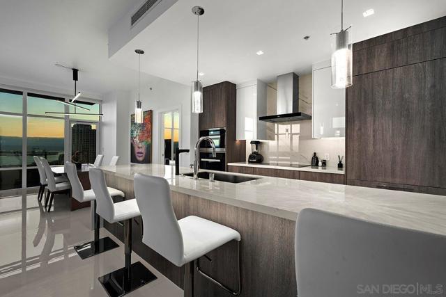 550 Front Street, San Diego CA: https://media.crmls.org/mediaz/57909258-41aa-42b6-82f4-7e2d3fe85007.jpg