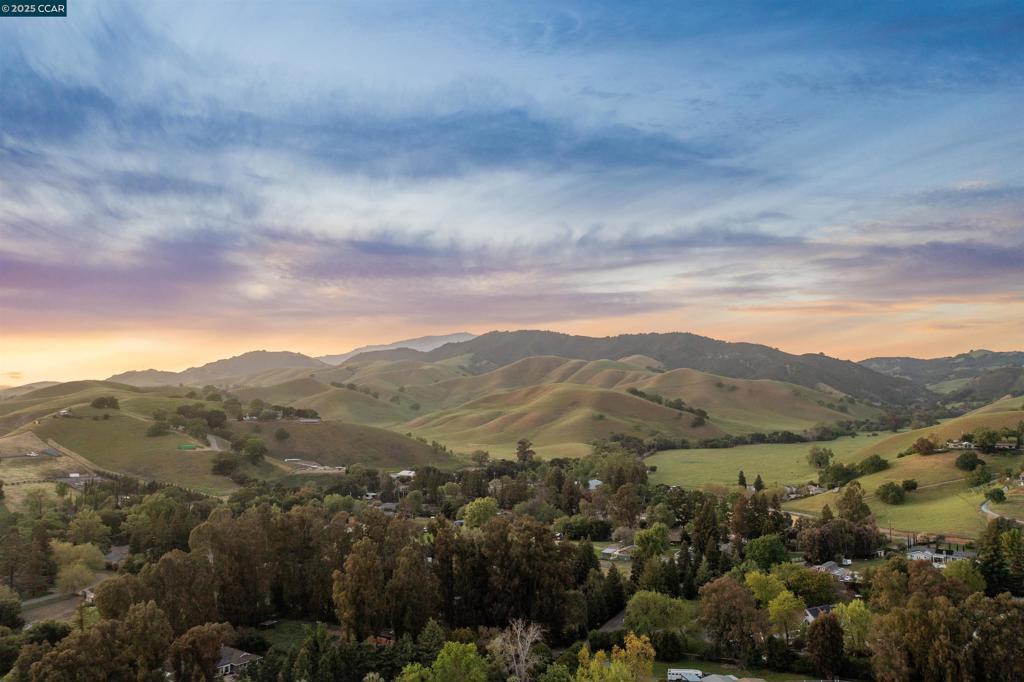 https://media.crmls.org/mediaz/57921d68-b8f2-46b2-a5e8-a11b04cce1a6.jpg?preset=X-Large