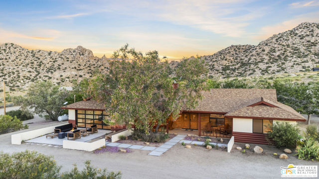 53655 Annie Oakley Road, Pioneertown CA: https://media.crmls.org/mediaz/579279e4-0e7a-43c0-a007-94155ae8a0a3.jpg