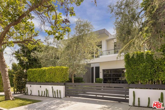 649 N Edinburgh Avenue, Los Angeles CA: https://media.crmls.org/mediaz/5792a507-ec5f-4ece-9b7a-547b31b701f1.jpg