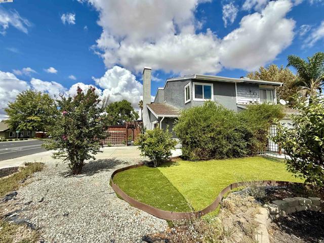 1817 Bluebell Dr, Livermore CA: https://media.crmls.org/mediaz/5794570e-e85a-4f76-80ba-3bf49a3342d7.jpg