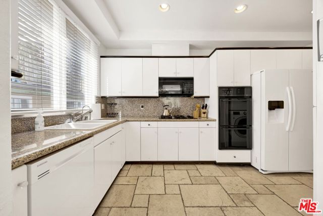 11952 Montana Avenue, Los Angeles CA: https://media.crmls.org/mediaz/57949415-5a24-4f37-9187-02ef5f11526e.jpg