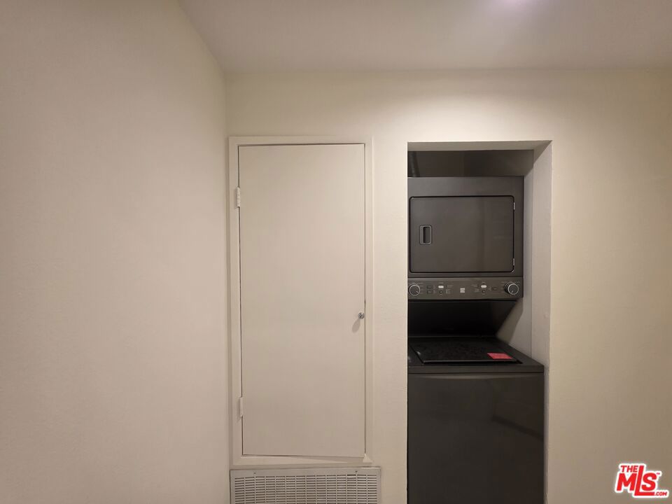https://media.crmls.org/mediaz/5794b78f-1b4e-4e23-bd15-5b849634251c.jpg?preset=X-Large