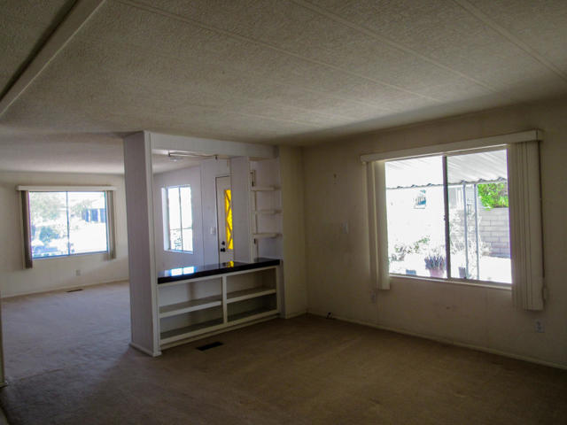 39640 Desert Greens E Drive, Palm Desert CA: https://media.crmls.org/mediaz/5795789a-35dd-4e93-b7c6-b98e6edd2641.jpg