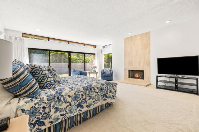46220 Manitou Drive, Indian Wells CA: https://media.crmls.org/mediaz/579579f5-03c0-444d-b13d-43cc15718f94.jpg