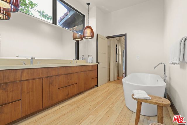 2835 Oak Point Drive, Los Angeles CA: https://media.crmls.org/mediaz/579639b0-3957-4f4d-acb0-1e4673739f28.jpg