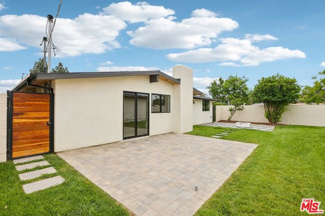 6731 Delco Avenue, Winnetka CA: https://media.crmls.org/mediaz/5796f059-7686-4721-b1d2-7845f9027955.jpg