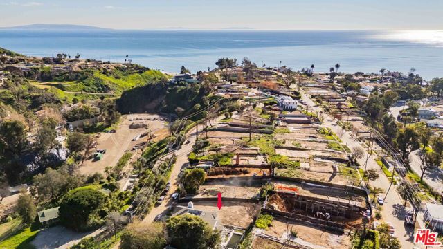 575 N Marquette Street, Pacific Palisades CA: https://media.crmls.org/mediaz/57970b2b-3d08-4dea-8e80-b36a660d18c1.jpg