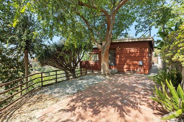 415 W Nutmeg St, San Diego CA: https://media.crmls.org/mediaz/57971e6e-8f7a-4e1f-8526-0bb69a02fc7b.jpg