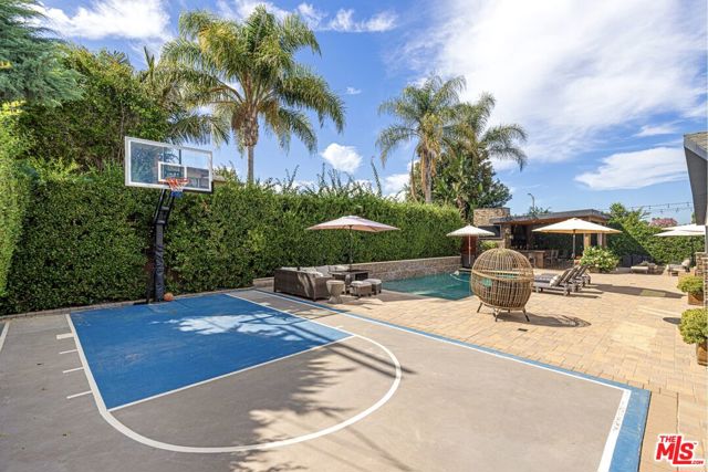 22450 Hatteras Street, Woodland Hills CA: https://media.crmls.org/mediaz/57976320-cf23-4921-ac60-92ee89ff2dda.jpg
