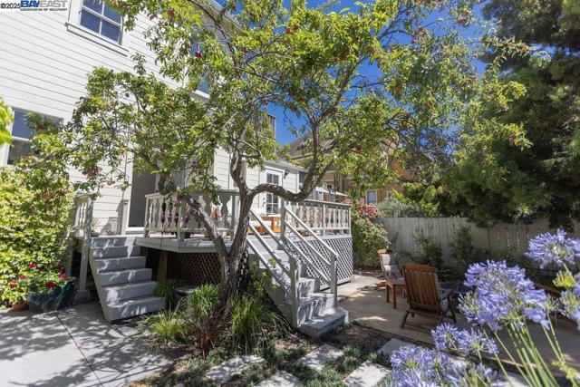 1709 Myrtle St, Oakland CA: https://media.crmls.org/mediaz/579797a1-79d8-4d3e-a888-cb2774a733de.jpg