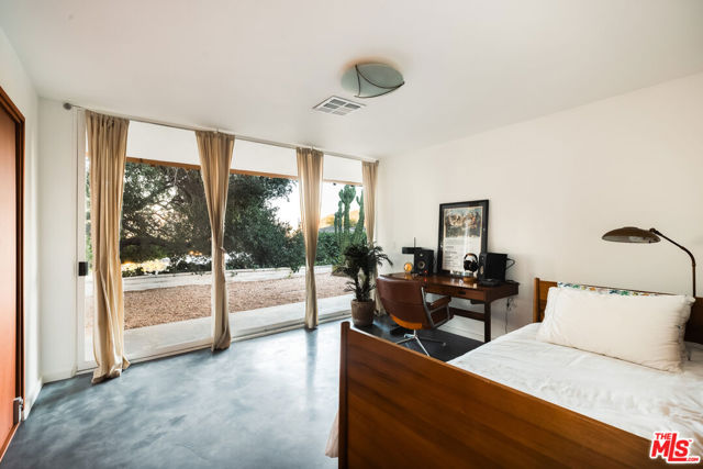 3307 Bonnie Hill Drive, Los Angeles CA: https://media.crmls.org/mediaz/5797d037-2c86-4b45-8442-bb86984109b9.jpg
