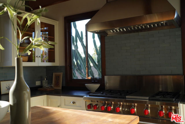 1409 Waterloo Street, Los Angeles CA: https://media.crmls.org/mediaz/57980ad6-344f-40b4-a860-08bf1c6f09b1.jpg