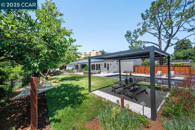 3108 Del Oceano Dr, Lafayette CA: https://media.crmls.org/mediaz/57981b1e-e544-453a-8ba8-f15a4641b596.jpg