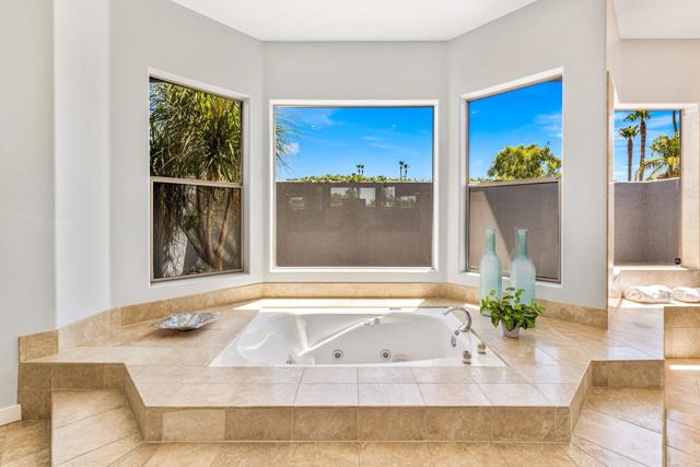 28 Clancy S Lane, Rancho Mirage CA: https://media.crmls.org/mediaz/57982e97-7d0d-4d55-84af-11ae457b53d3.jpg