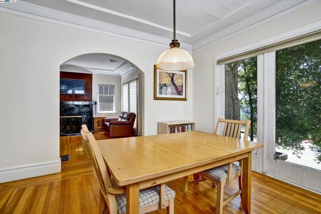 5378 Broadway, Oakland CA: https://media.crmls.org/mediaz/57986a56-1940-4e90-bbad-14d2f5bd1835.jpg