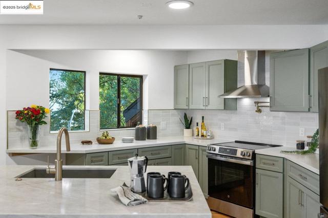 2112 Manzanita Dr, Oakland CA: https://media.crmls.org/mediaz/5798bdd4-ed24-45f1-b43a-1ccae8c40205.jpg