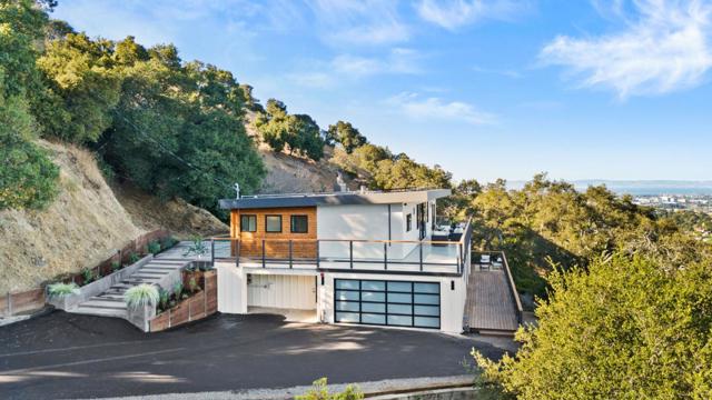 760 Loma Court, Redwood City CA: https://media.crmls.org/mediaz/5798e3ed-9e1e-4bc9-8373-a5a9dbaaab1c.jpg
