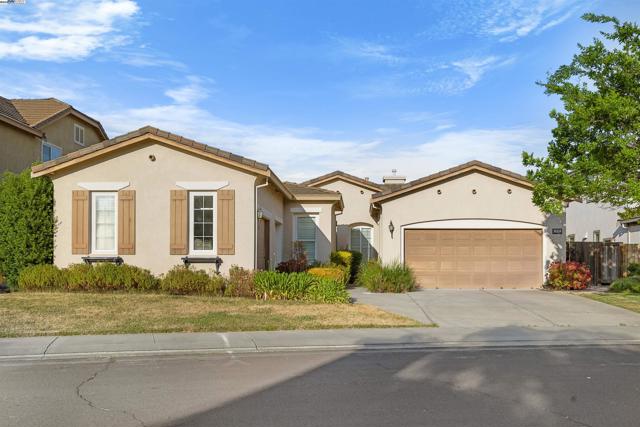 1060 swan river ct, Vacaville CA: https://media.crmls.org/mediaz/57996a5a-7409-462b-8807-ab73cd5ebb4b.jpg