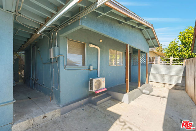 547 N St Louis Street, Los Angeles CA: https://media.crmls.org/mediaz/57996d27-8ef4-4ef6-964e-5ea953b02589.jpg