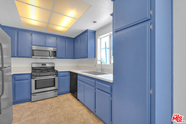 8741 Darby Avenue, Northridge CA: https://media.crmls.org/mediaz/5799a758-66d8-4324-b0f6-7412bdfa08e0.jpg