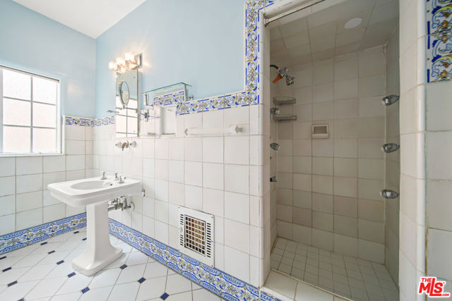 6686 Emmet Terrace, Los Angeles CA: https://media.crmls.org/mediaz/579a9ebf-8600-4abc-8325-f67afcd50131.jpg