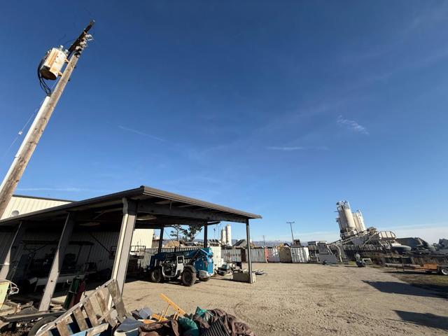 1347 Harkins Road, Salinas CA: https://media.crmls.org/mediaz/579b0f5f-8ef9-49f7-9942-88ff56639031.jpg