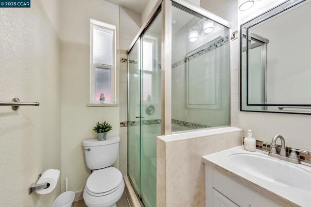 237 Dutra Vernaci Dr, Union City CA: https://media.crmls.org/mediaz/579be9a8-667f-4ed5-a992-3f158aaaed37.jpg