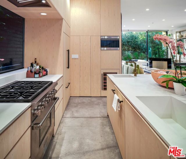 810 Amoroso Place, Venice CA: https://media.crmls.org/mediaz/579c2f3c-2c4d-4cfd-84e6-0f04996d5ac3.jpg