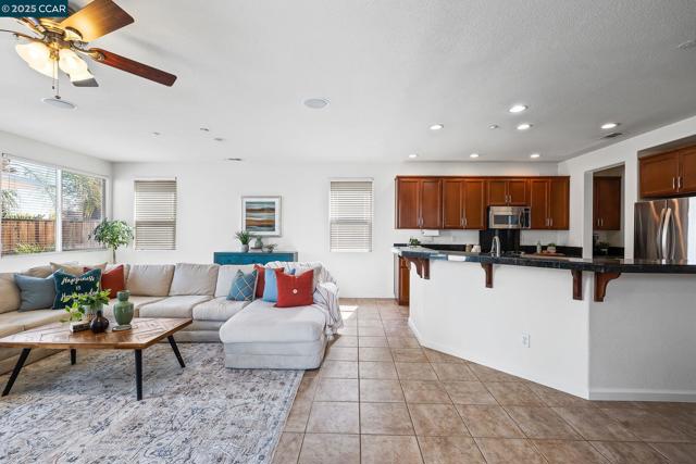127 Sanford Ct, Brentwood CA: https://media.crmls.org/mediaz/579d36bd-3879-4828-bf5f-3987bb1b2b1a.jpg