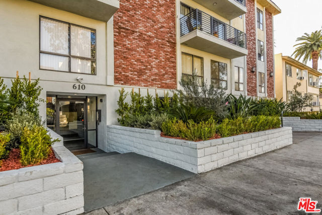 610 N Orlando Avenue, West Hollywood CA: https://media.crmls.org/mediaz/579dacc7-18fd-4aad-8f62-aa5c056eca7d.jpg