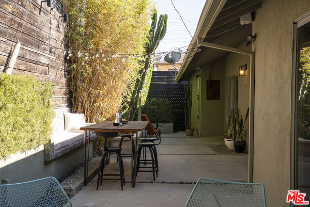 2220 Richland Avenue, Los Angeles CA: https://media.crmls.org/mediaz/579e12f1-9cf8-4148-bb20-bf5d0ca17c05.jpg