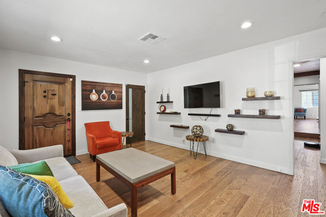 7427 Cleon Avenue, Sun Valley CA: https://media.crmls.org/mediaz/579fb254-6f77-4a85-aa89-cecdfde3199d.jpg