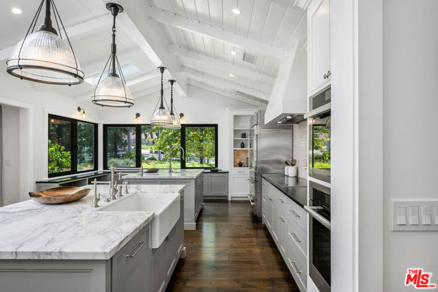 24884 Jim Bridger Road, Hidden Hills CA: https://media.crmls.org/mediaz/57a08cae-2839-4e1c-953d-d865e2019473.jpg