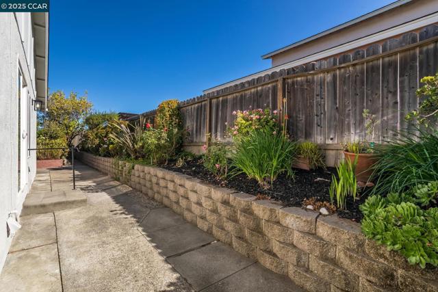 1769 Redwood Rd, Hercules CA: https://media.crmls.org/mediaz/57a106ad-d5ba-4fd7-bd62-8e74f7238e5e.jpg