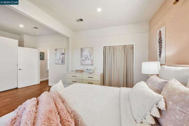 941 45Th St, Oakland CA: https://media.crmls.org/mediaz/57a233d4-19af-430c-92ed-86ed5dcc7bff.jpg