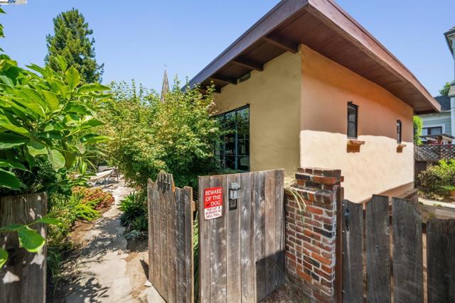 1421 Chestnut St, Alameda CA: https://media.crmls.org/mediaz/57a28ce9-d154-4d2b-81b1-fadab3709b45.jpg