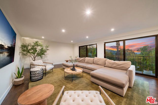 3236 Primera Avenue, Los Angeles CA: https://media.crmls.org/mediaz/57a2aace-8dcb-4261-a0aa-78e6caebaf36.jpg