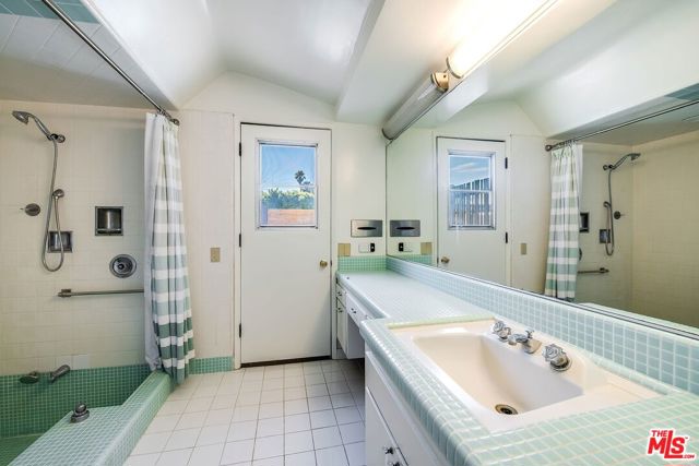 5961 Wrightcrest Drive, Culver City CA: https://media.crmls.org/mediaz/57a3e6dc-6480-414d-8daa-e105b3190c75.jpg