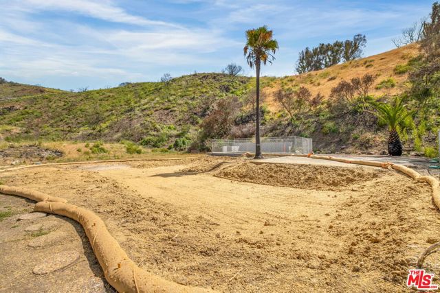 1228 Las Lomas Place, Pacific Palisades CA: https://media.crmls.org/mediaz/57a45b12-fc53-4b48-b331-821ef189c169.jpg
