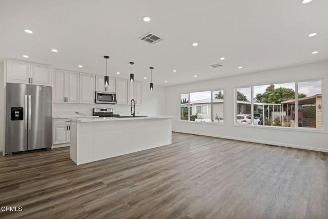 Detail Gallery Image 5 of 28 For 113 Camino Valverde #113,  Camarillo,  CA 93012 - 2 Beds | 2/1 Baths