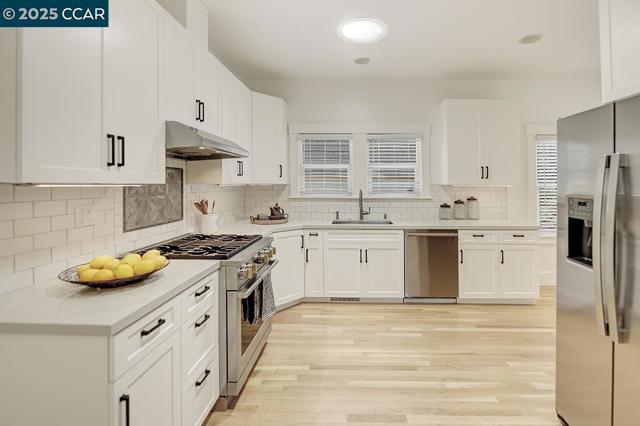1039 Elsinore, Oakland CA: https://media.crmls.org/mediaz/57a47e1b-3dea-4698-987f-f86bdaf96066.jpg