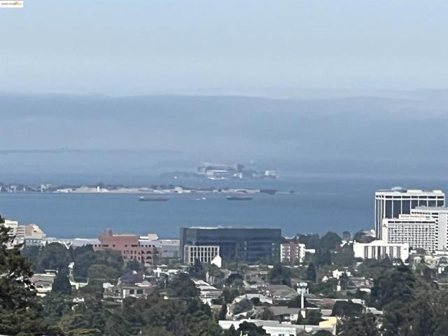82 Wilding Ln, Oakland CA: https://media.crmls.org/mediaz/57a4a667-ac6f-4dc8-930f-b007c132f4ed.jpg