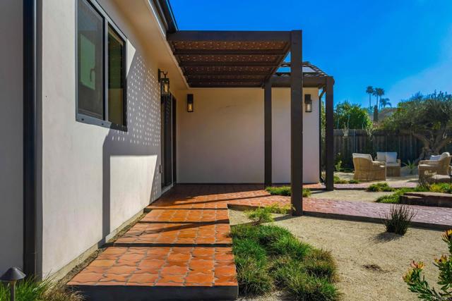 2087 Via Ladeta, La Jolla CA: https://media.crmls.org/mediaz/57a5062f-bca0-435b-8c0e-8ab231c8c731.jpg